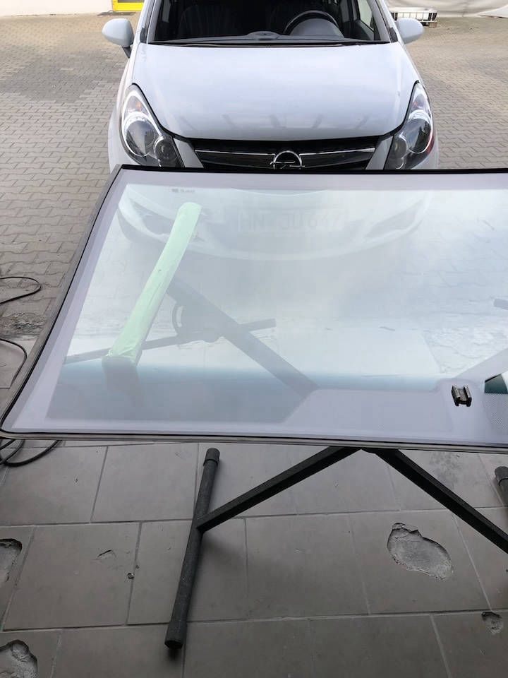 Ausgebaute Frontscheibe eines Fahrzeugs vor dem Einbau